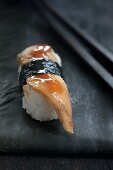 Nigiri-Sushi mit Aal