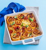 Schinken-Tomaten-Nudelrollen aus dem Ofen