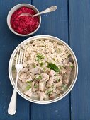 Schweinegulasch mit Gerste und Rote-Bete-Salat