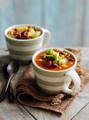 Herzhafte Bohnensuppe mit Maiskörnern