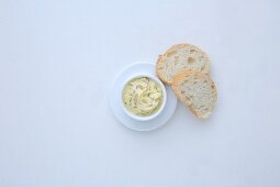 Fenchel-Zitronenbutter mit Ingwer dazu Weissbrotscheiben (Aufsicht)