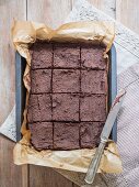 Vegane Kichererbsen-Brownies in der Backform