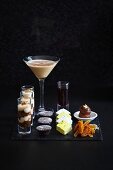 Verschiedene Edel-Desserts, Espresso-Martini und Likör