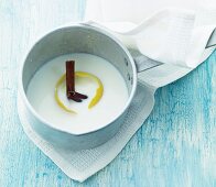 Zutaten für eine Creme mit Milch, Zimt und Zitronenschale