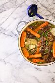Irish Stew mit Lammschulter, Kartoffeln, Karotten, Zwiebeln und Erbsen (Emerald Isle, Irland)