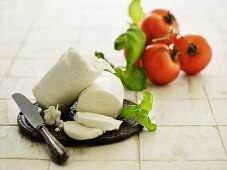 Mozzarella, Tomaten und Basilikum