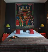Dunkelbraun getöntes Schlafzimmer mit buntem Mandarin-Bild über Doppelbett