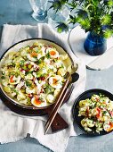 Kartoffelsalat mit Mayonnaise und weich gekochten Eiern