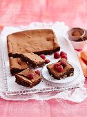 Glutenfreie Brownies mit Himbeeren und Haselnüssen