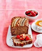 Glutenfreies Bananenbrot mit Erdbeeren zum Tee