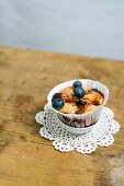 Muffin mit Blaubeeren und Blaubeersirup