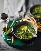 Grüne Gemüsesuppe mit Pesto und Brotsticks