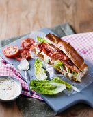 A bacon sandwich with lettuce and tomatoes (BLT)