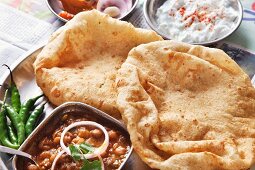 Chole Bhatura (Frittiertes Brot mit scharfer Kichererbsensauce, Indien)