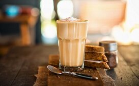 Latte macchiato and cantucci