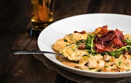 Ravioli in Wildpilz-Sahnesauce mit Speck, Haselnüssen und knusprigem Schinken