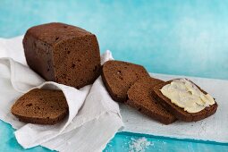 Isländisches Rugbraud (Roggenbrot) mit gesalzener Butter