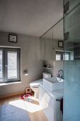 Waschtischkommode mit Aufsatzbecken und Spiegelschrank in modernem Bad