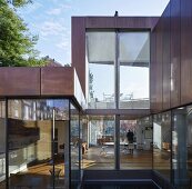 Blick in offenen Wohnraum eines mehrstöckigen Designer Wohnhauses