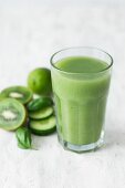 A green smoothie with kiwi, cucumber and limes