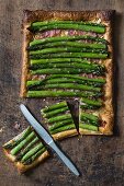 Puff pastry tart with asparagus, bacon and cheese