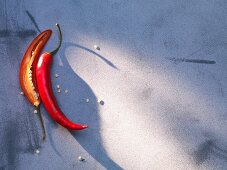 Eine halbierte rote Chilischote (Aufsicht)