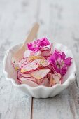 Rettichcarpaccio mit Hibiskus-Meersalz und essbaren Blüten