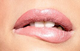 Frauenlippen mit rosa Lippenstift, Close Up