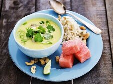 Gelbes Curry mit Koriandergrün und Frühlingszwiebeln, Wassermelone, Reis und Cashewkernen (Asien)
