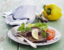 Rindfleisch mit Zitrone und Tomaten