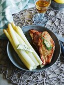 Schweineschnitzel mit weißem Spargel und Kräuterbutter