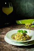 Spaghetti al pesto con carne di pollo (spaghetti with pesto and chicken, Italy)