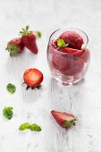 Erdbeersorbet mit frischer Minze in einem Glas