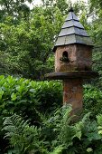 Vintage Vogelhäuschen aus Ziegel im Garten