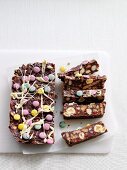 Schokoladen Fridge Cake mit bunten Schokolinsen verziert