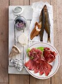 Aufschnittplatte mit Salami, Rohschinken, Räucherfisch und Käse für den Brunch