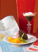 Cranberryparfait mit Orangen, Schokocookie und Espresso-Martini