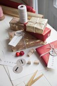 Goldene und rote Weihnachtsgeschenke mit beschrifteten Anhängern