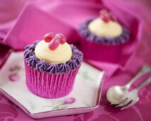 Cupcake mit Jelly Beans, lila Zuckerguss und Vanille-Buttercreme