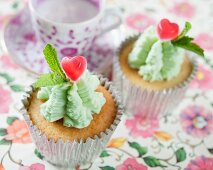 Cupcakes mit Minze-Icing und Herzbonbons