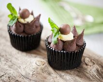 Cupcakes mit Minzschokolade und Malteser-Bonbon