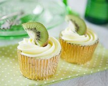 Fruchtige Cupcakes mit Kiwicreme und Kiwi