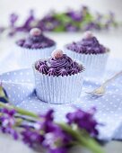 Cupcakes mit lila Creme und Geleebonbon