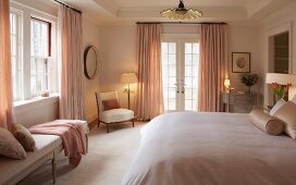 Grand, feminine bedroom in shades of pink