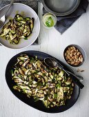 Gegrillte Zucchinistreifen mit Minze und Mandeln