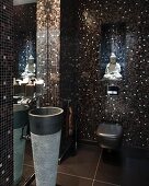 Schimmernde Gästetoilette mit edlem braun-schwarzem Mosaik, Buddha-Figur und Standwaschbecken