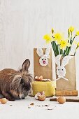 Selbstgestaltete Ostertütchen mit Hasenmotiv aus Stoff