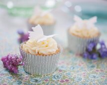 weiße Schokoladencupcakes mit Fondantschmetterling