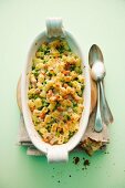 Pasta gratin with peas and ham