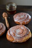 Glazed cinnamon buns with honey